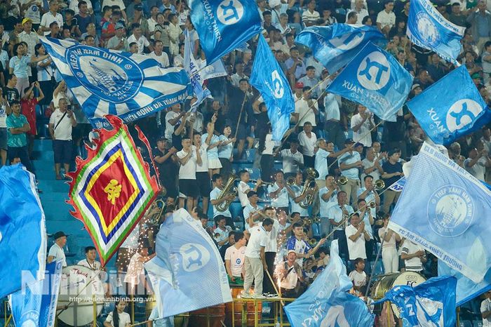 Người hâm mộ bóng đá Thành Nam ăn mừng bàn thắng gỡ hoà 1-1 của đội chủ nhà Thép Xanh Nam Định.