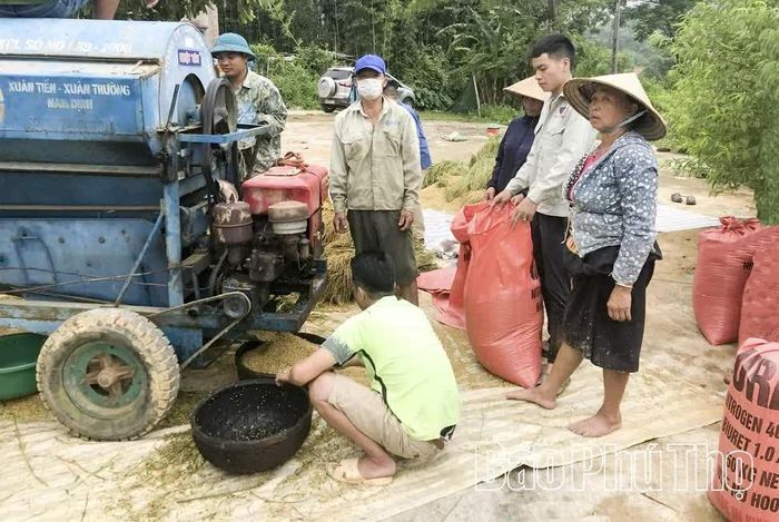 Người dân xã Mường Vang giải phóng sức lao động trong sản xuất, thu hoạch nông sản bằng máy móc, cơ giới hóa.