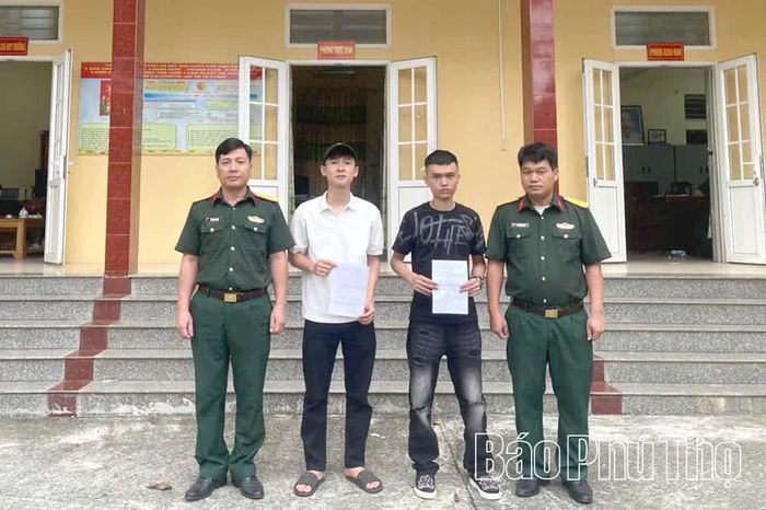 Công dân Bùi Mạnh Quyền (áo đen) 3 năm liên tiếp viết đơn tình nguyện tham gia nghĩa vụ quân sự.