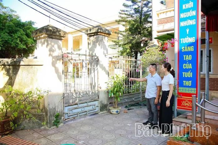 Các dãy nhà của Trường TH&THCS Kim Bôi bị chia cắt bởi đường giao thông dân sinh, gây khó khăn cho công tác quản lý, điều hành và sinh hoạt của nhà trường.
