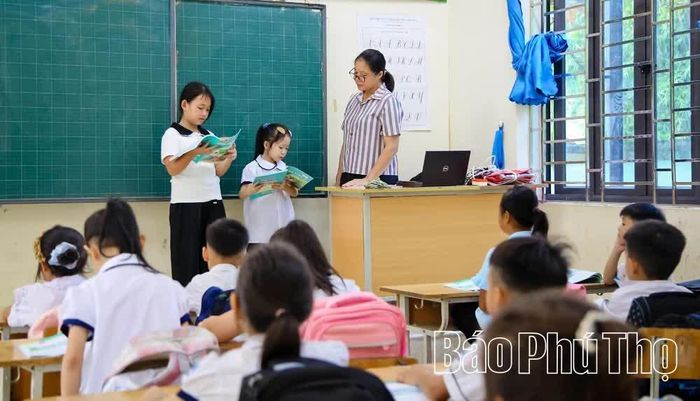 Giờ lên lớp của cô, trò Điểm trường Tiểu học Suối Hoa, xã Mường Hoa.