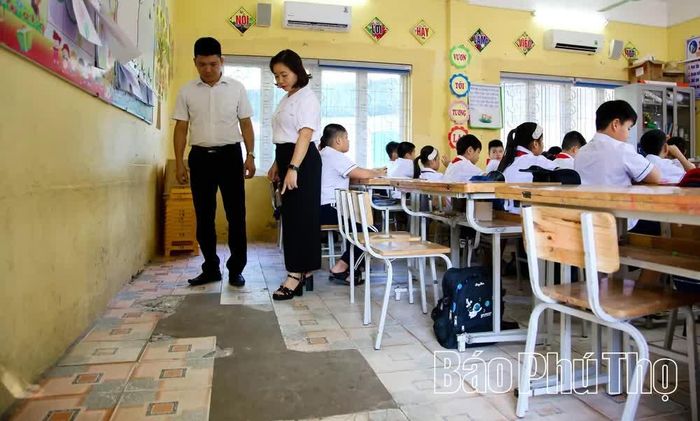 Phòng học tại Trường Tiểu học Kỳ Sơn (phường Kỳ Sơn) xuống cấp, nhiều vị trí nền gạch bị bong, vỡ.