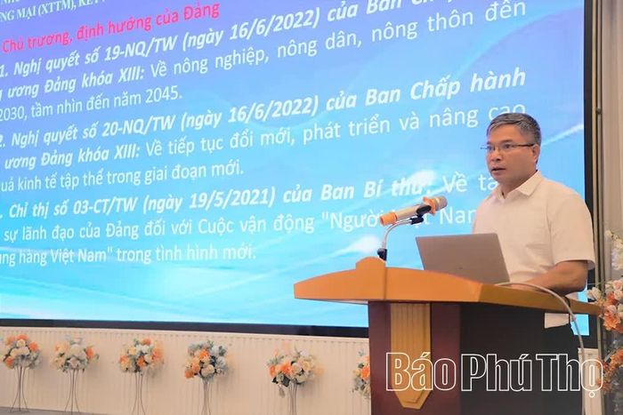 Báo cáo viên tại hội nghị phổ biến các chủ trương, chính sách quan trọng về xúc tiến thương mại và tiêu thụ sản phẩm.