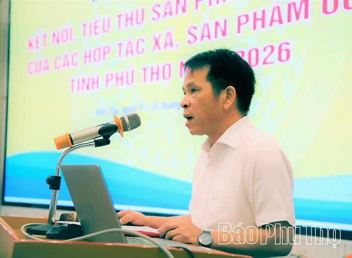 Lãnh đạo Liên minh HTX tỉnh báo cáo tình hình kết nối sản xuất, tiêu thụ sản phẩm tiêu biểu của các HTX trong năm 2026.
