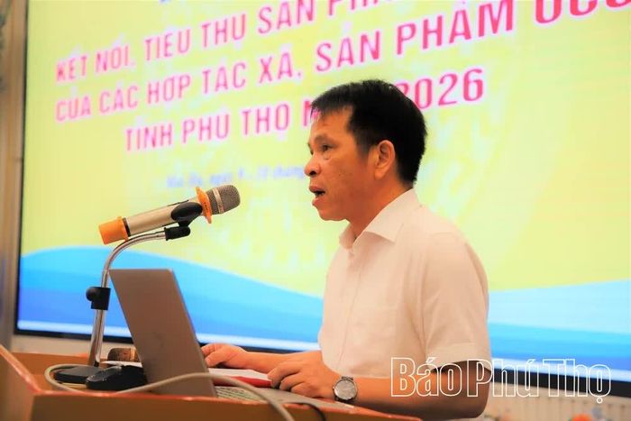 Lãnh đạo Liên minh HTX tỉnh báo cáo tình hình kết nối sản xuất, tiêu thụ sản phẩm tiêu biểu của các HTX trong năm 2026.