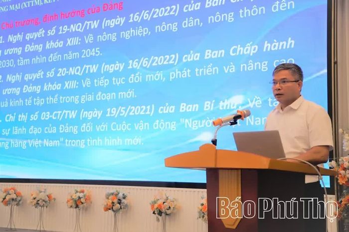 Báo cáo viên tại hội nghị phổ biến các chủ trương, chính sách quan trọng về xúc tiến thương mại và tiêu thụ sản phẩm.