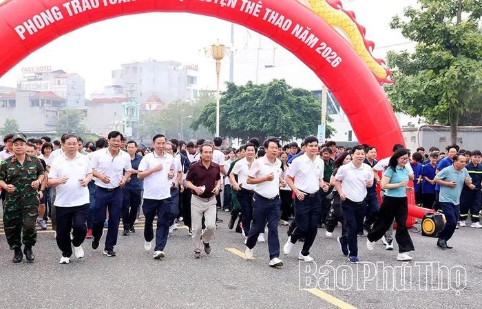 Các đồng chí lãnh đạo tỉnh, các sở, ngành và người dân tỉnh Phú Thọ tham gia chạy hưởng ứng tại lễ phát động.