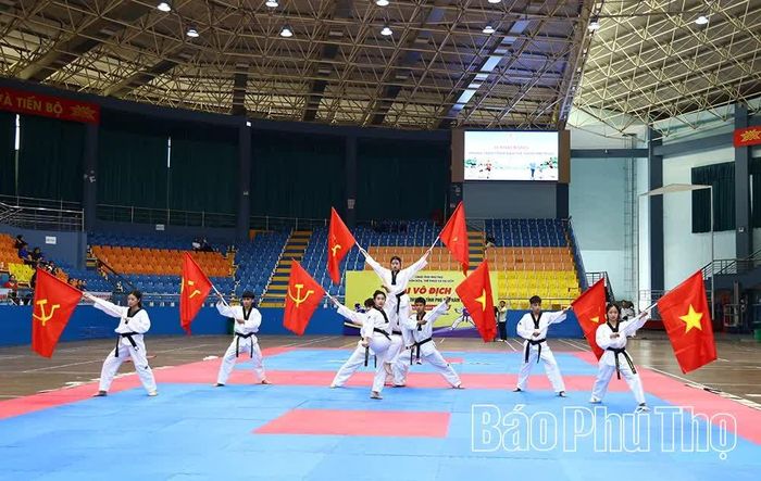 Tiết mục võ nhạc Taekwondo hưởng ứng lễ phát động tại điểm cầu Phú Thọ.