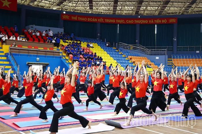 Màn đồng diễn yoga tập thể hưởng ứng lễ phát động tại điểm cầu Phú Thọ.