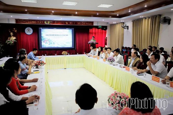 Các đại biểu dự chương trình tọa đàm.