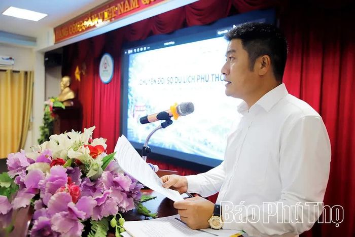Ông Nguyễn Ngọc Lân - Chủ tịch Hiệp hội Du lịch tỉnh thông qua đề dẫn chương trình tọa đàm.