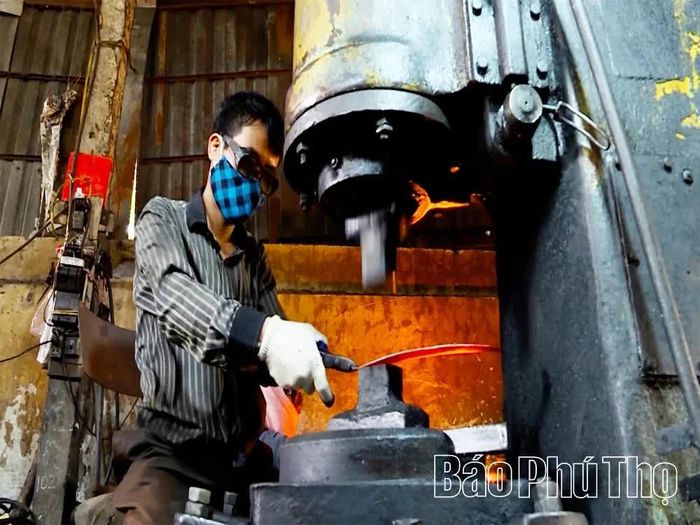 Thành viên Hợp tác xã Rèn Thanh niên (xã Vĩnh Phú) hoàn thiện sản phẩm kim khí xuất khẩu sang châu Âu, mang lại thu nhập ổn định cho người dân địa phương.