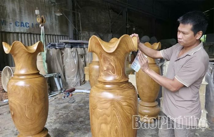 Người dân làng nghề Thanh Lãng, xã Xuân Lãng giới thiệu sản phẩm mộc trên ứng dụng công nghệ số, giúp duy trì doanh thu và thu nhập ổn định.