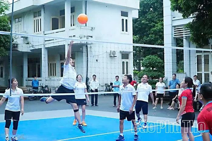 Hội viên CLB bóng chuyền hơi xã Thanh Ba tích cực luyện tập thể thao, nâng cao sức khỏe.