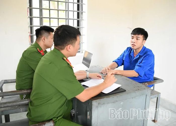 Cơ quan Công an lấy lời khai bị can Vũ Tùng Linh (sinh năm 1993, trú tại Phú Thọ).