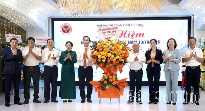 Các đồng chí lãnh đạo tỉnh tặng hoa chúc mừng Hội Doanh nhân tỉnh tại chương trình.