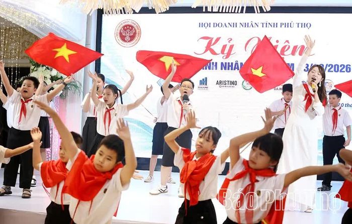 Chương trình văn nghệ chào mừng.