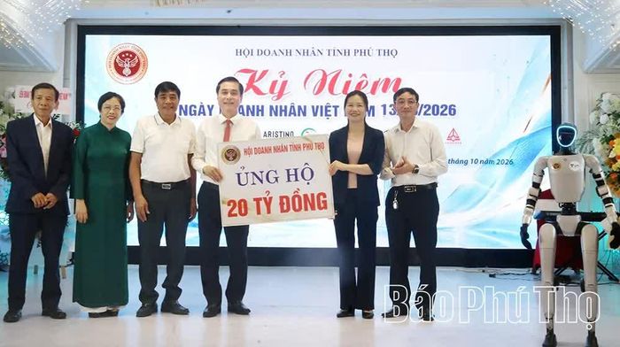 Tại chương trình, Hội Doanh nhân tỉnh trao ủng hộ 20 tỷ đồng xây dựng cụm Trường Mầm non phường Thống Nhất.