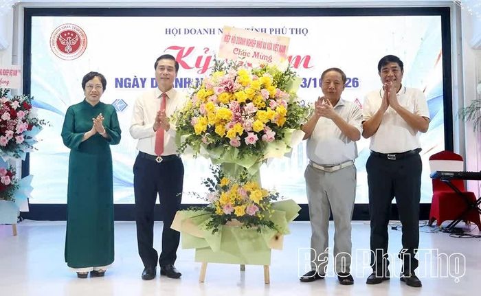 Lãnh đạo Hiệp hội Doanh nghiệp nhỏ và vừa Việt Nam tặng hoa chúc mừng Hội Doanh nhân tỉnh Phú Thọ.