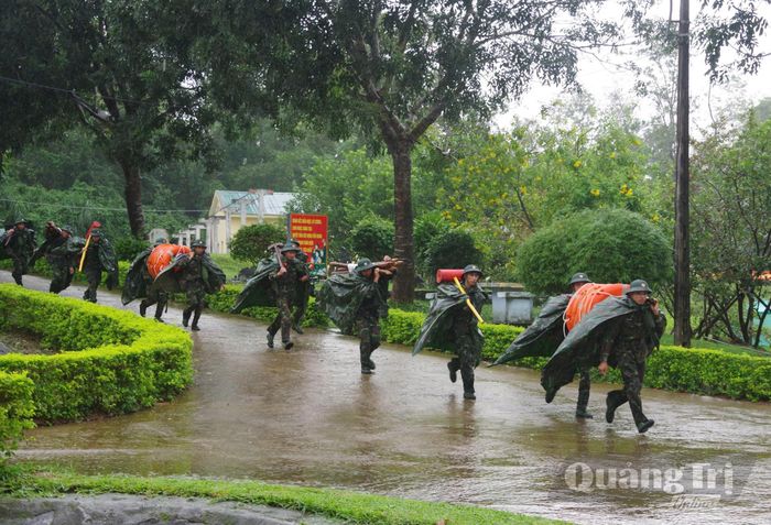 Cán bộ, chiến sĩ luyện tập cách tổ chức lực lượng, cơ động, tiếp cận khu vực xảy ra sự cố - Ảnh: H.C