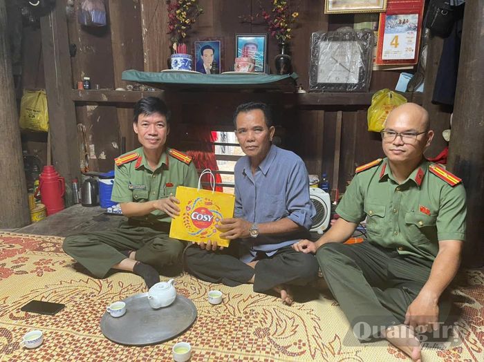 Đại diện Công an xã Kim Ngân thăm hỏi, động viên già làng, người có uy tín trên địa bàn - Ảnh: Doãn Linh