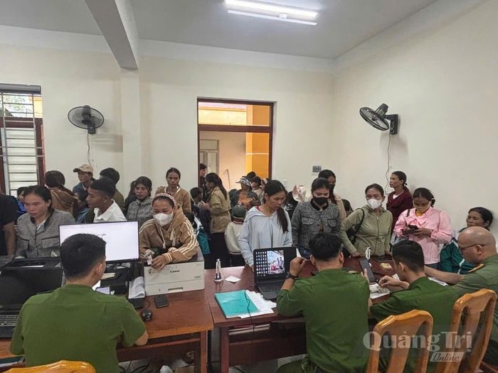 Lực lượng Công an xã tăng cường hướng dẫn người dân tích hợp định danh điện tử mức độ 2 trên VNeID