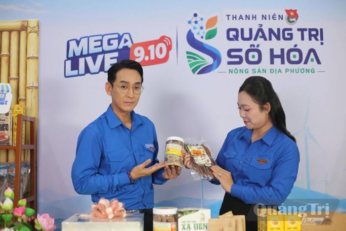 Nghệ sĩ Hứa Vĩ Văn giới thiệu, quảng bá các sản phẩm nông sản Quảng Trị tại phiên Mega Live - Ảnh: L.O