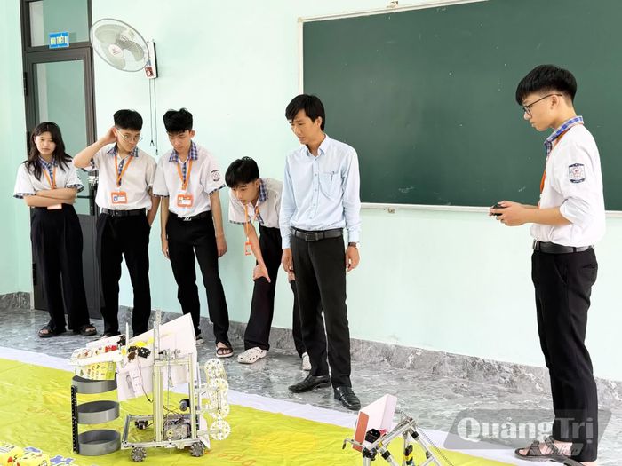 Các nhà trương chú trọng giáo dục STEM và thực hành nhằm giúp học sinh vận dụng kiến thức vào thực tiễn - Ảnh: Nh.V