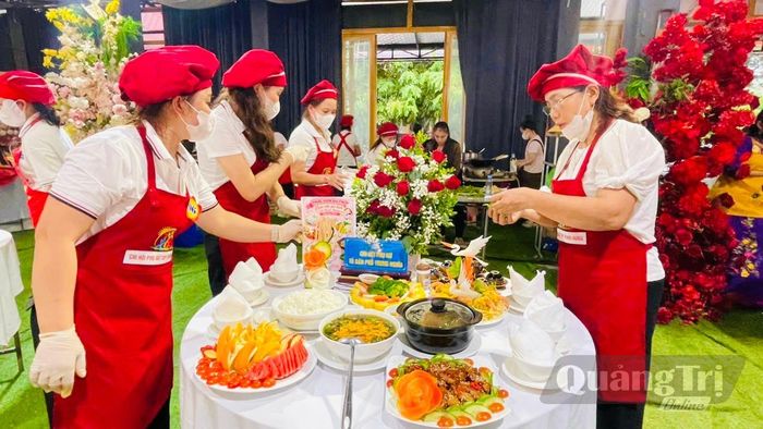 Các đội thi chuẩn bị món ăn tại hội thi “Bữa cơm gia đình-Gắn kết yêu thương” - Ảnh: B.N