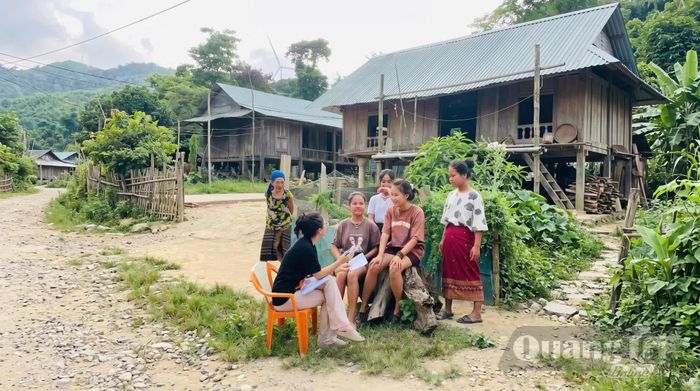 Tuyên truyền, tư vấn chăm sóc sức khỏe sinh sản và phòng, chống tảo hôn cho trẻ em gái vùng núi xã Khe Sanh - Ảnh: L.H
