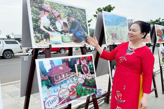 Người dân tham quan và chụp ảnh lưu niệm tại triển lãm.