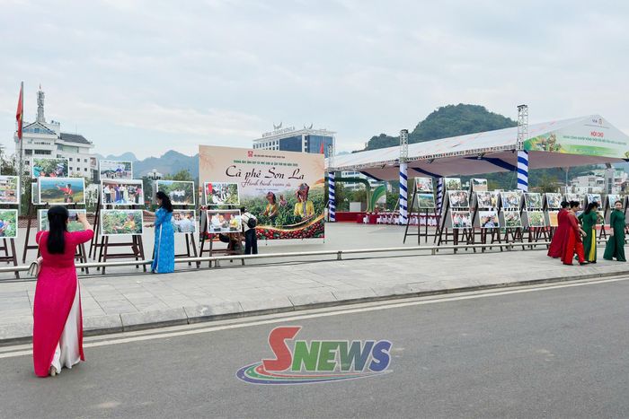 Triển lãm ảnh “Cà phê Sơn La - Hành trình vươn xa”.