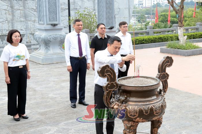 Các đại biểu dâng hương tại Đền thờ Bác Hồ.