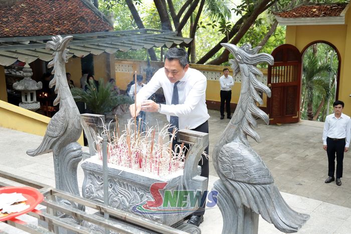 Đồng chí Phó Bí thư Tỉnh ủy, Chủ tịch UBND tỉnh dâng hương Đền thờ Vua Lê Thái Tông.