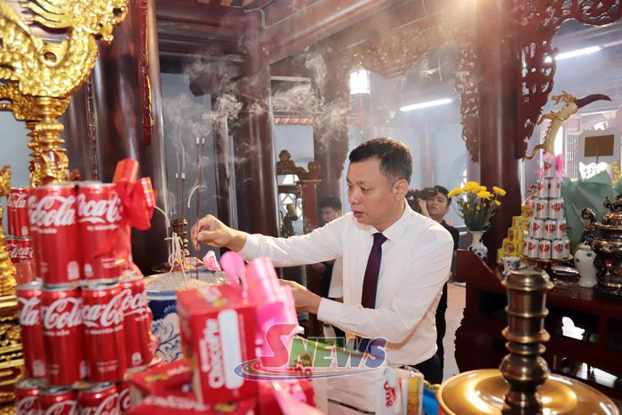 Đồng chí Phó Chủ tịch UBND tỉnh dâng hương tại Đền thờ Bác Hồ.