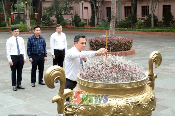 Đồng chí Phó Bí thư Tỉnh ủy, Chủ tịch UBND tỉnh dâng hương Nhà tưởng niệm các Anh hùng Liệt sĩ Nhà tù Sơn La.