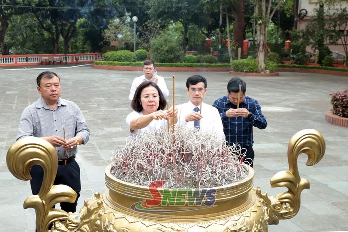 Các đại biểu dâng hương Nhà tưởng niệm các Anh hùng Liệt sĩ Nhà tù Sơn La.