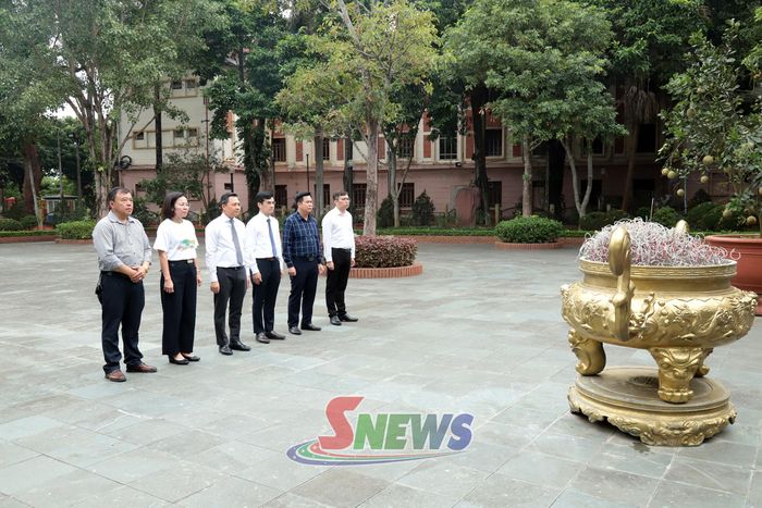 Các đại biểu dâng hương Nhà tưởng niệm các Anh hùng Liệt sĩ Nhà tù Sơn La.