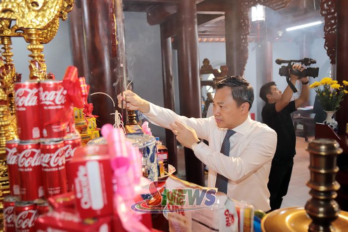 Đồng chí Phó Bí thư Tỉnh ủy, Chủ tịch UBND tỉnh dâng hương tại Đền thờ Bác Hồ.