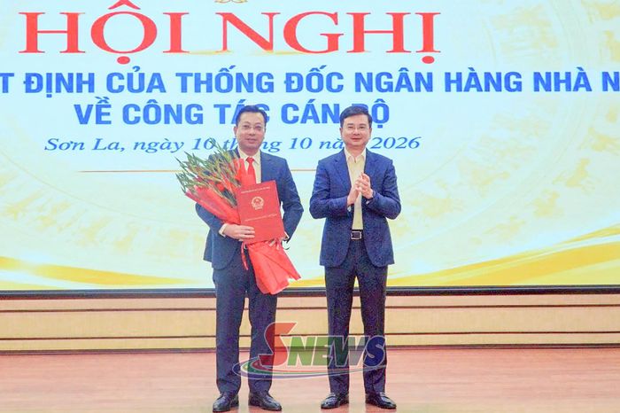 Phó Thống đốc NHNN Phạm Thanh Hà trao quyết định điều động, bổ nhiệm cho đồng chí Lê Cao Cường.