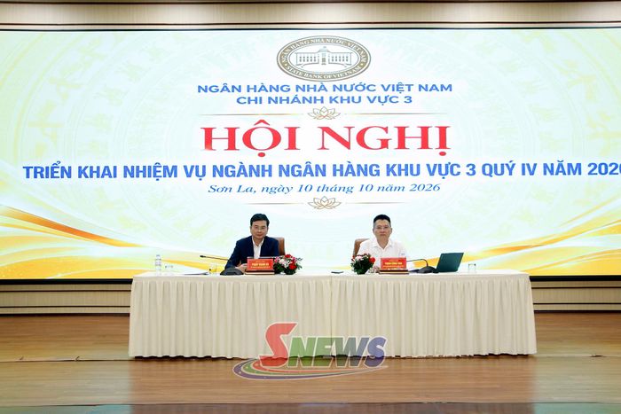 Đồng chí Phó Thống đốc, lãnh đạo NHNN Chi nhánh khu vực 3 điều hành hội nghị.