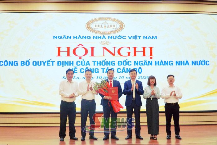 Phó Thống đốc cùng ban lãnh đạo NHNN Chi nhánh khu vực 3 và khu vực 4 chúc mừng đồng chí Lê Cao Cường.