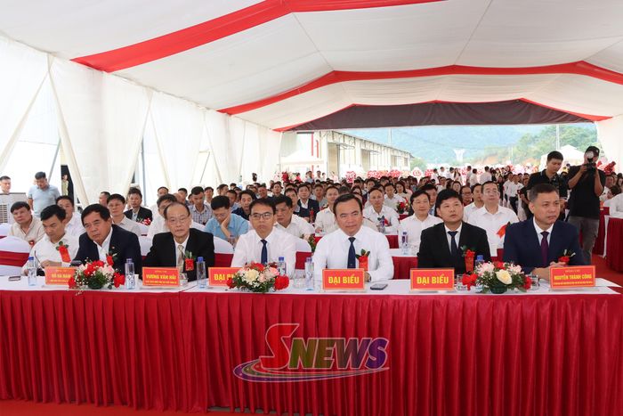 Các đại biểu dự Lễ khánh thành trụ sở Công ty TNHH Sản xuất và Thương mại Cát Quế và Lễ khởi động Dự án xây dựng hạ tầng kỹ thuật Cụm công nghiệp Hoàng Văn Thụ.