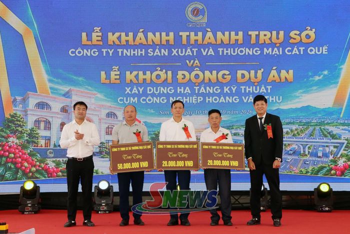 Lãnh đạo Công ty TNHH Sản xuất và Thương mại Cát Quế hỗ trợ hoạt động an sinh xã hội cho tổ 8, 9 và 10, phường Chiềng Sinh.