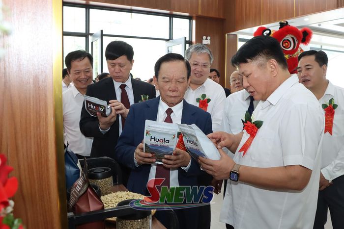 Các đại biểu tham quan khu trưng bày các sản phẩm của Công ty TNHH Sản xuất và Thương mại Cát Quế.