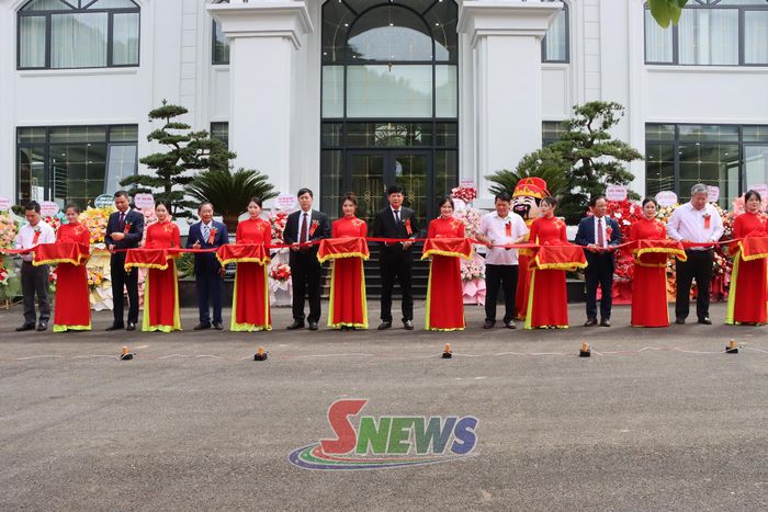 Các đại biểu cắt băng khánh thành trụ sở.