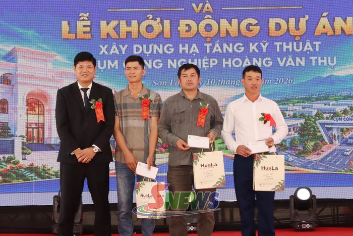 Công ty TNHH Sản xuất và Thương mại Cát Quế trao quà cho các hộ nông dân tiêu biểu.
