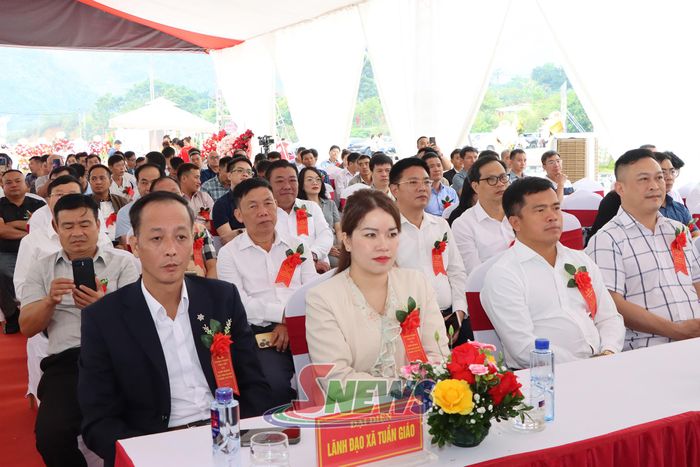 Các đại biểu dự lễ khánh thành và lễ khởi động dự án.