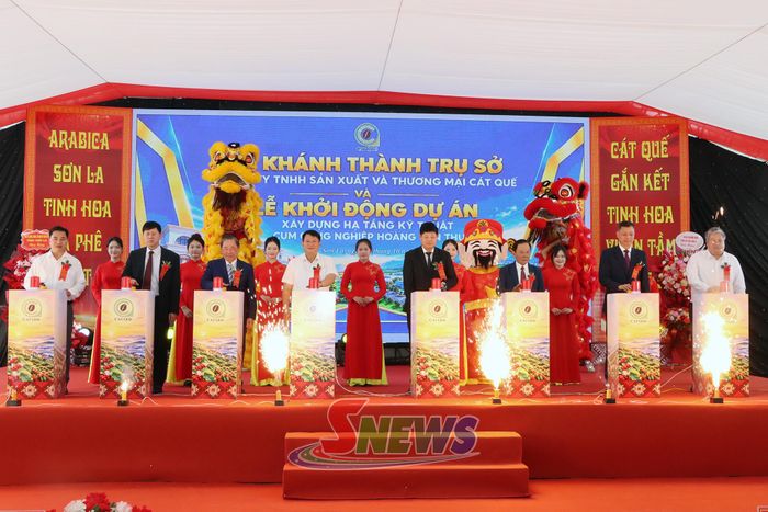 Các đại biểu thực hiện nghi thức khởi động dự án.