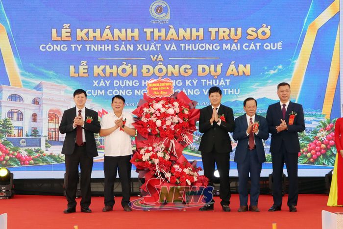 Các đồng chí lãnh đạo, nguyên lãnh đạo tỉnh tặng hoa chúc mừng Công ty TNHH Sản xuất và Thương mại Cát Quế.